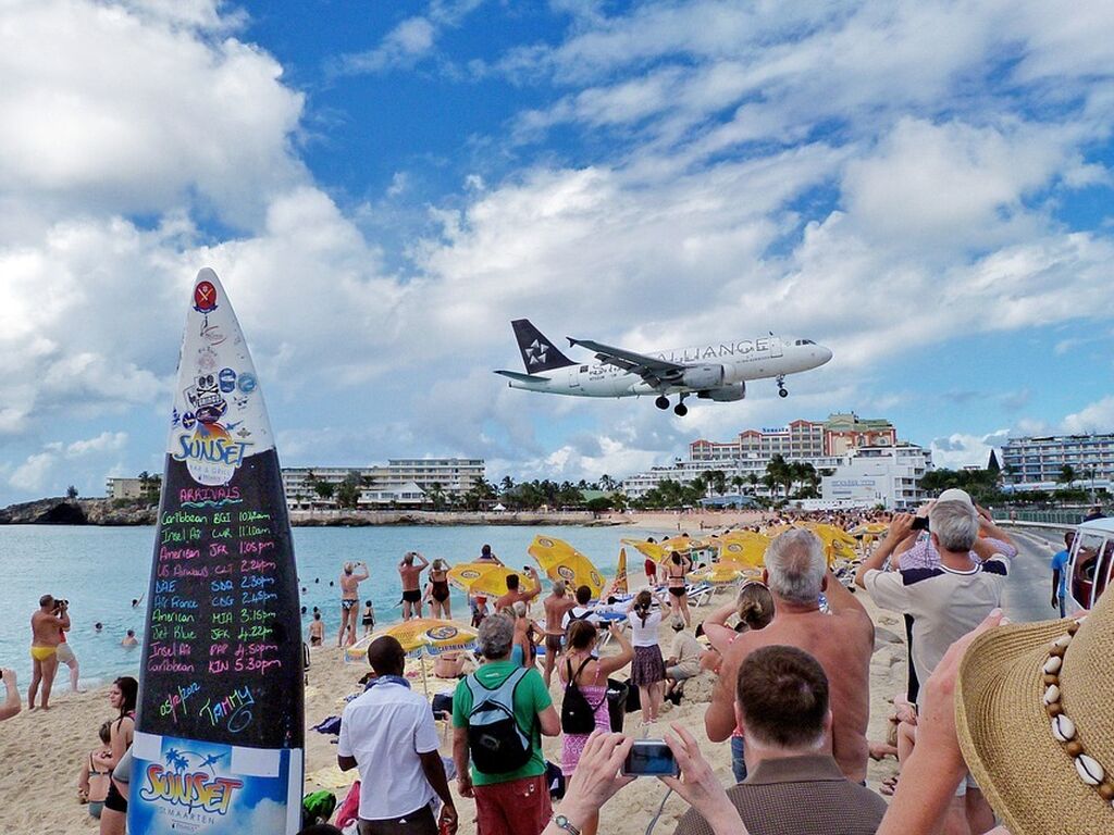 Toerist overleden op sint maarten door opstijgend vliegtuig